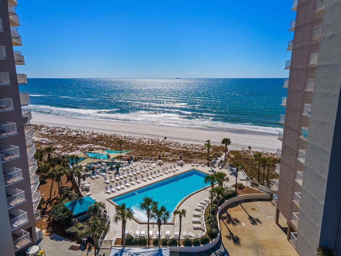 Gulf-front tower overlooking the beach