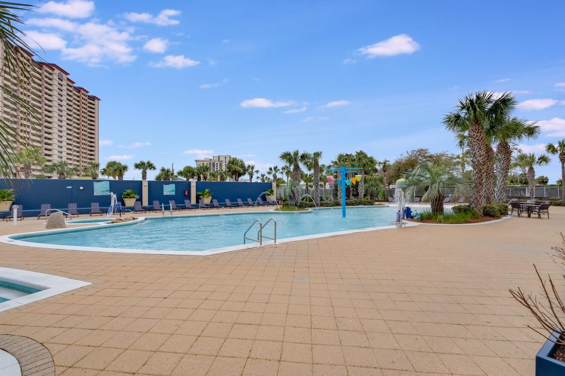 Second outdoor pool at Emerald Beach Resort