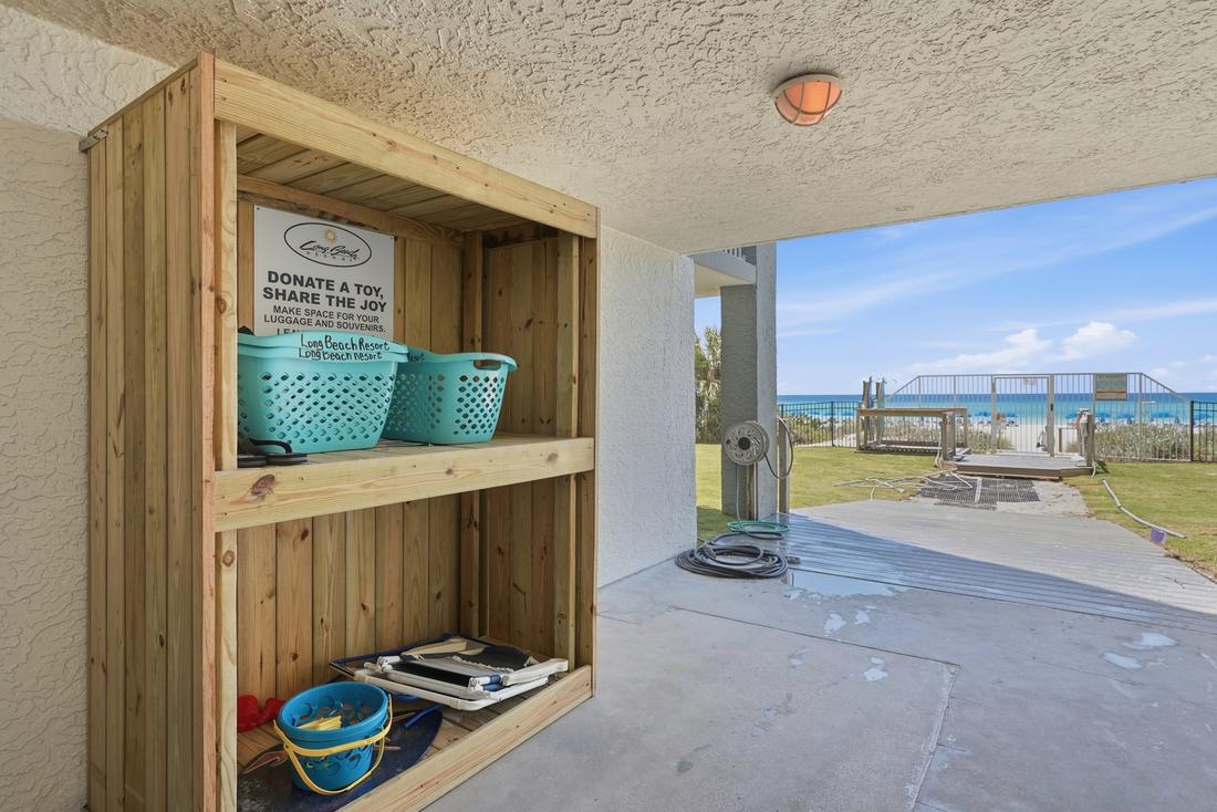 Beach toy share shelf