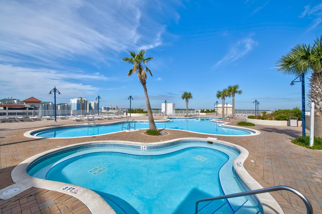 Free-form outdoor pool