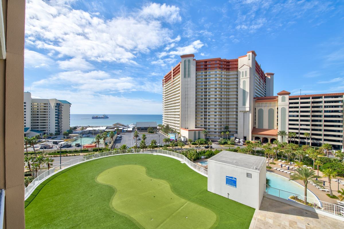 Laketown Wharf amenities and grounds