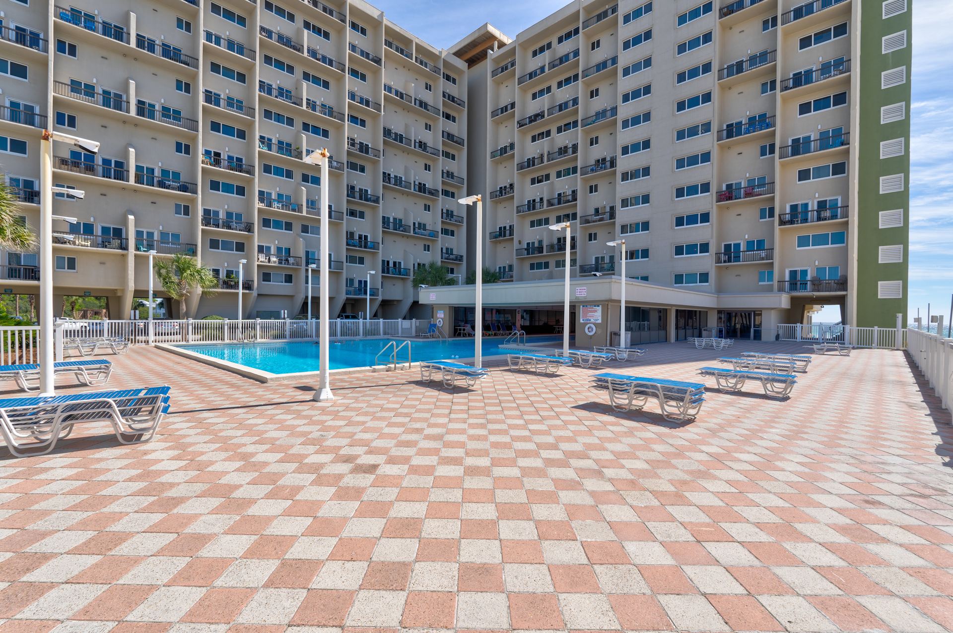 Pinnacle Port pool and community