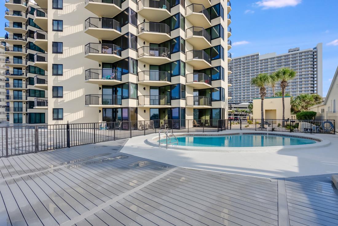 Round pool between the Sunbird towers