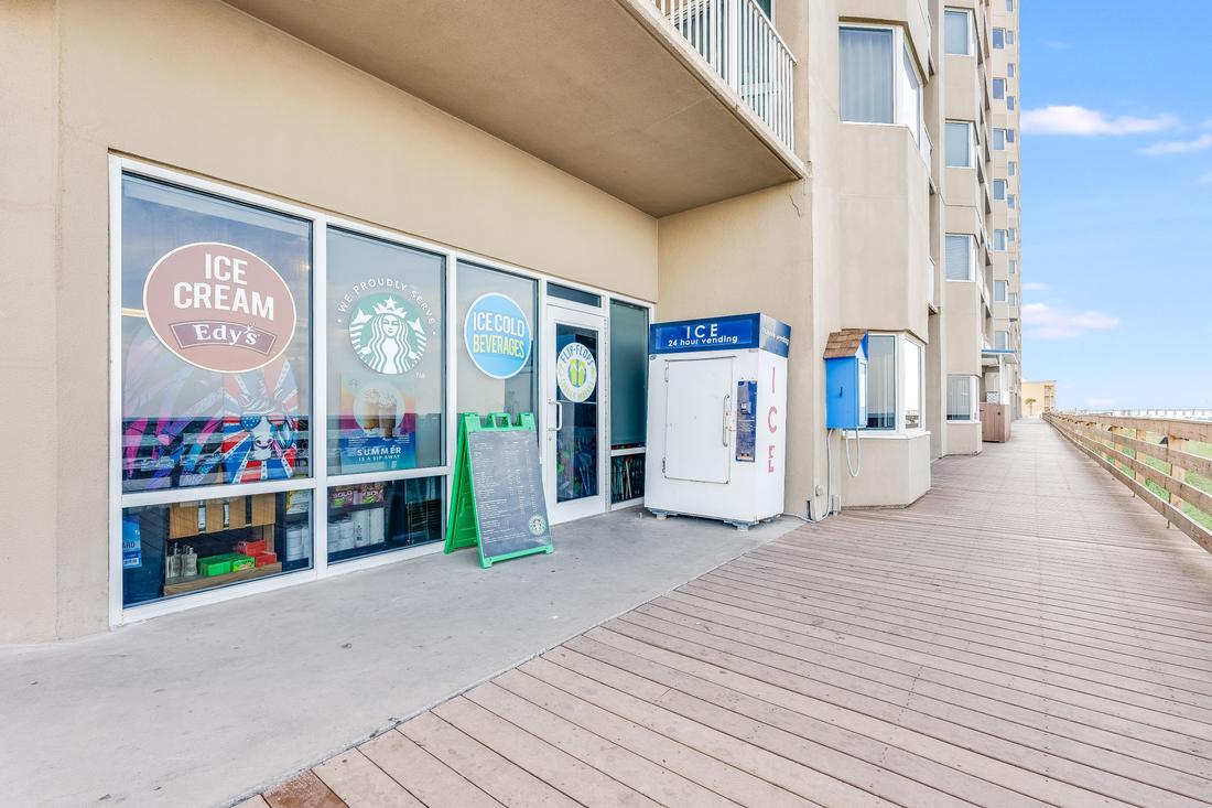 Coffee and ice cream shop on the deck