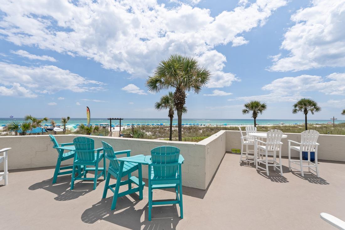 Sun deck seating with Gulf view